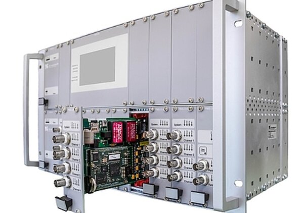 modulares Schwingungsüberwachungssystem für den Maschinenschutz auf Basis von 19" Technik
